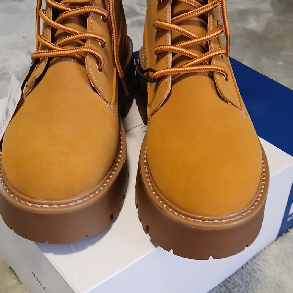 Tan and Brown Ankle Boots with Rugged Sole and Lace-Up Design - Picture 5 of 8